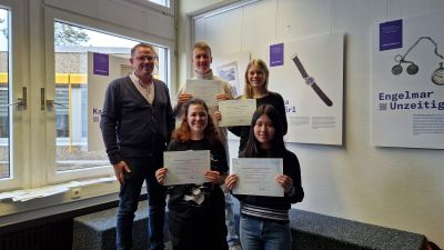 Die Schülerinnen und Schüler mit ihren DELF-Zertifikaten und Hr. Hölzerkopf
